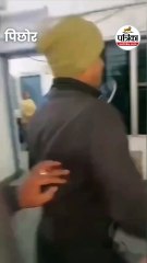 टीआई ने थाने के अंदर युवक पर चप्पल से पीटा