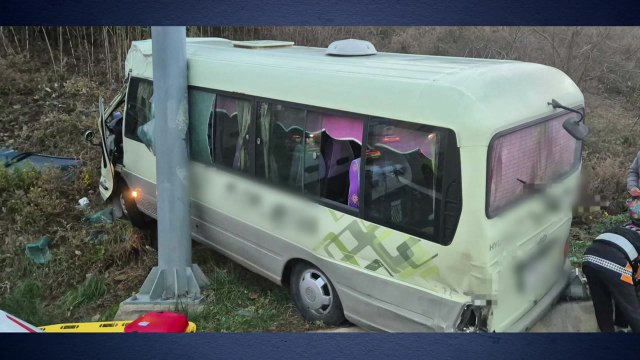 도로 이탈한 교회 버스가 표지판 들이받아...9명 부상 / YTN