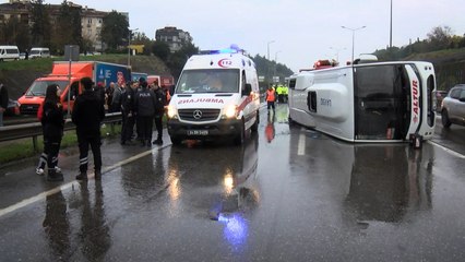 İstanbul Maltepe D-100'de servis minibüsü devrildi: 1'i ağır 11 yaralı