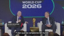 Infantino pide perdón a Scaloni por no dejarle tocar la Copa del mundo