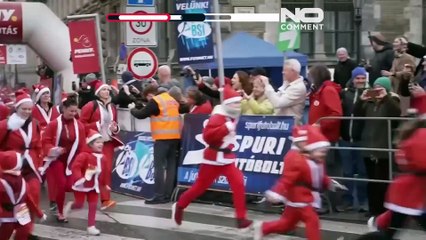 À Budapest, les rues se remplissent de coureurs pour la course du Père Noël