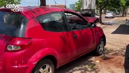 Motorista fica ferido após bater carro contra poste em Toledo