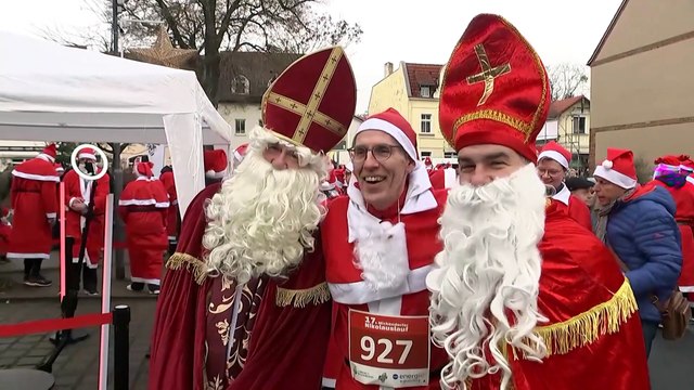 Des centaines de Pères Noël courent à Michendorf, en Allemagne, lors de la course de Noël annuelle