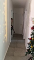 Elle travaille pour lui