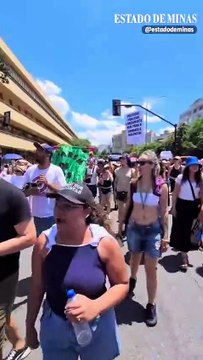 Manifestantes cantam “Maria, Maria” em ato contra o feminicídio em BH