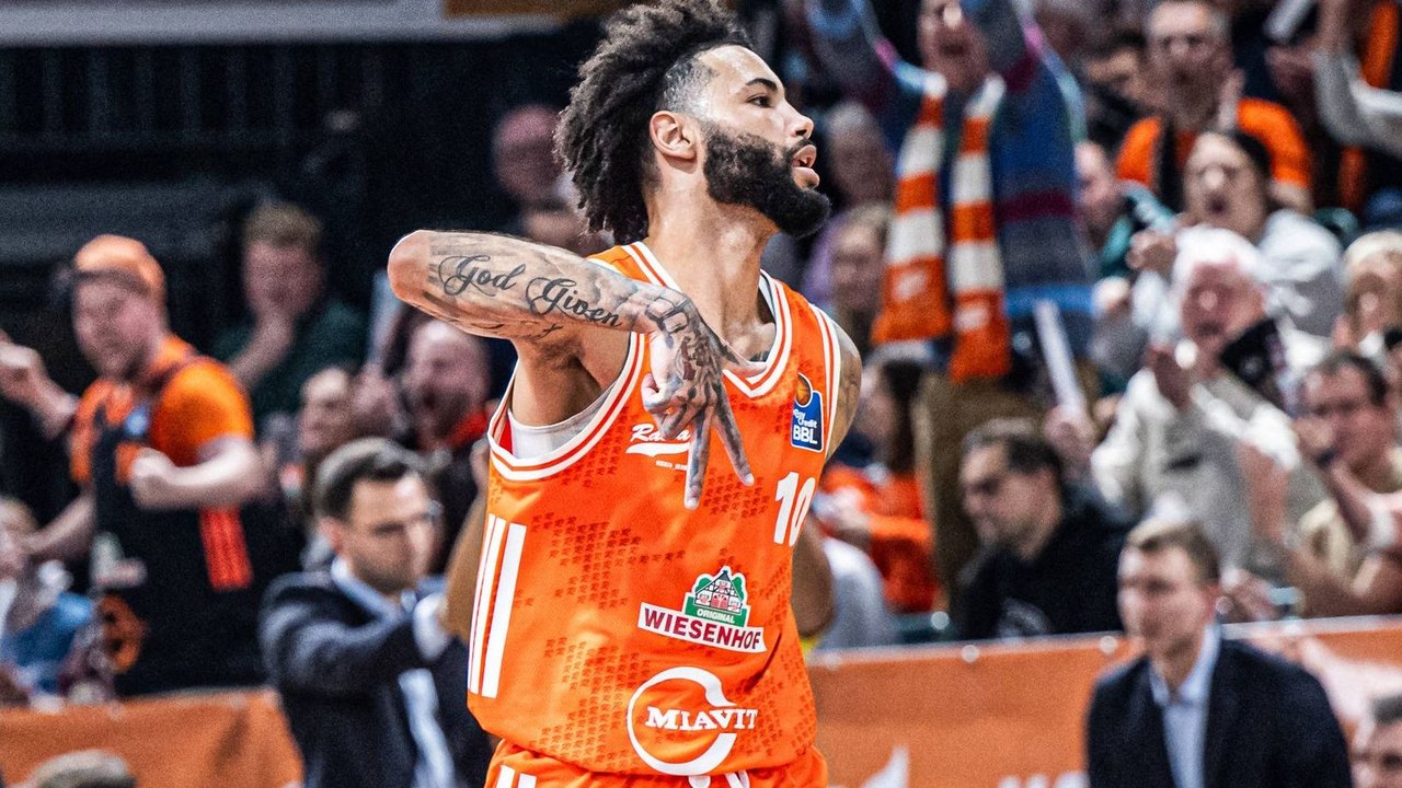 Fünf Dreier in vier Minuten: Die irre Brown-Show bei Vechtas OT-Sieg im Video