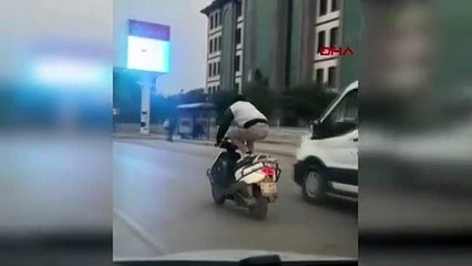 Pes artık! Motosiklet üzerinde ayağa kalkıp uzandı