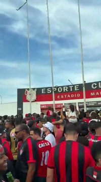 Torcedores enfrentam grandes filas para entrar no Barradão após problemas nas catracas 2
