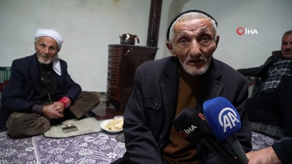 86 Yaşındaki Rüstem Dede 50 yıldır Sadece Çay ve Gofretle Yaşamını Sürdürüyor