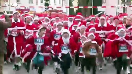 Michendorf si tinge di rosso, in centinaia alla corsa dei Babbi Natale