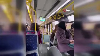 Otobüste yağmur yağdı, yolculuk yaparken şemsiye açtı