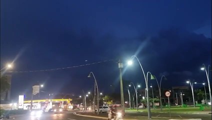 Nuvens carregadas e relâmpagos anunciam probabilidade de chuva na noite deste domingo em Cascavel