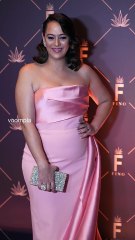 yuvraj sing’s wifey hazel poses for the cams at a launch event