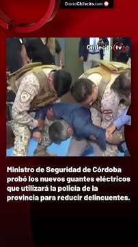 Ministro de Seguridad de Córdoba probó los nuevos guantes eléctricos que utilizará la policía de la provincia para reducir delincuentes.