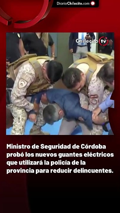 Ministro de Seguridad de Córdoba probó los nuevos guantes eléctricos que utilizará la policía de la provincia para reducir delincuentes.