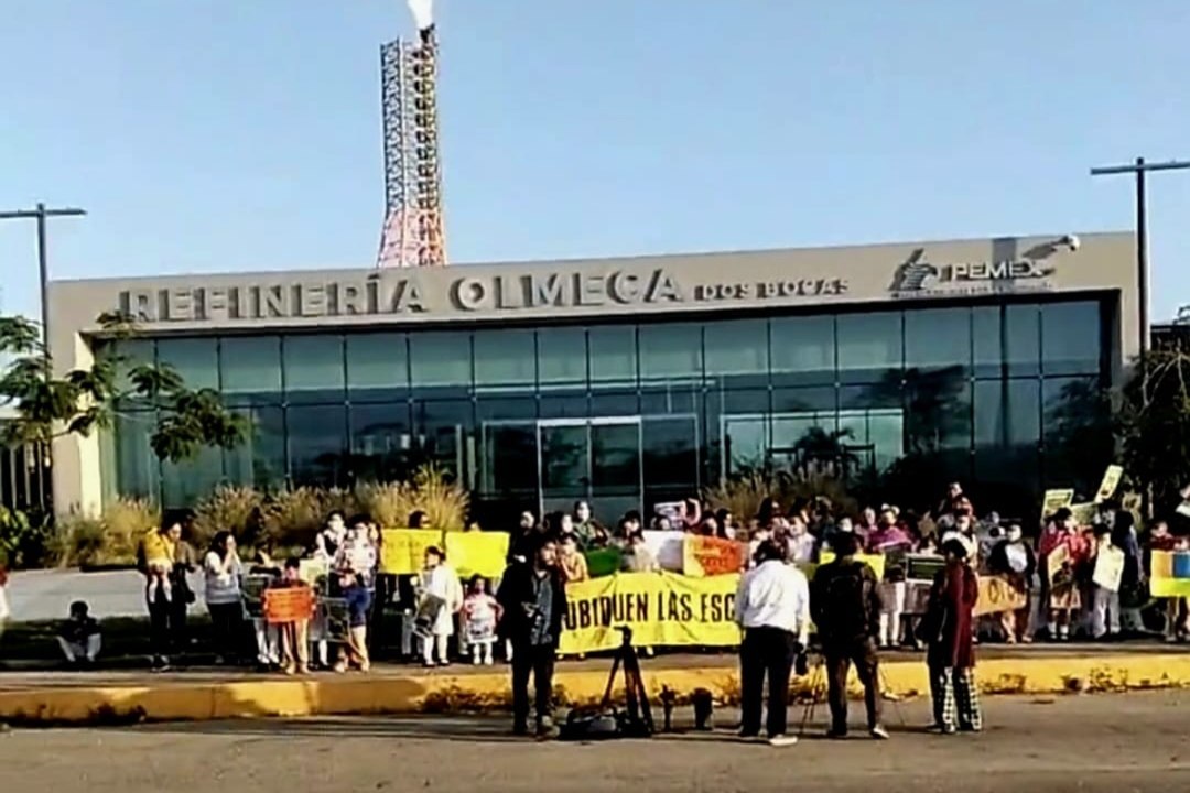 Protestan estudiantes en la Refinería Olmeca en Tabasco para exigir reubicación de sus escuelas