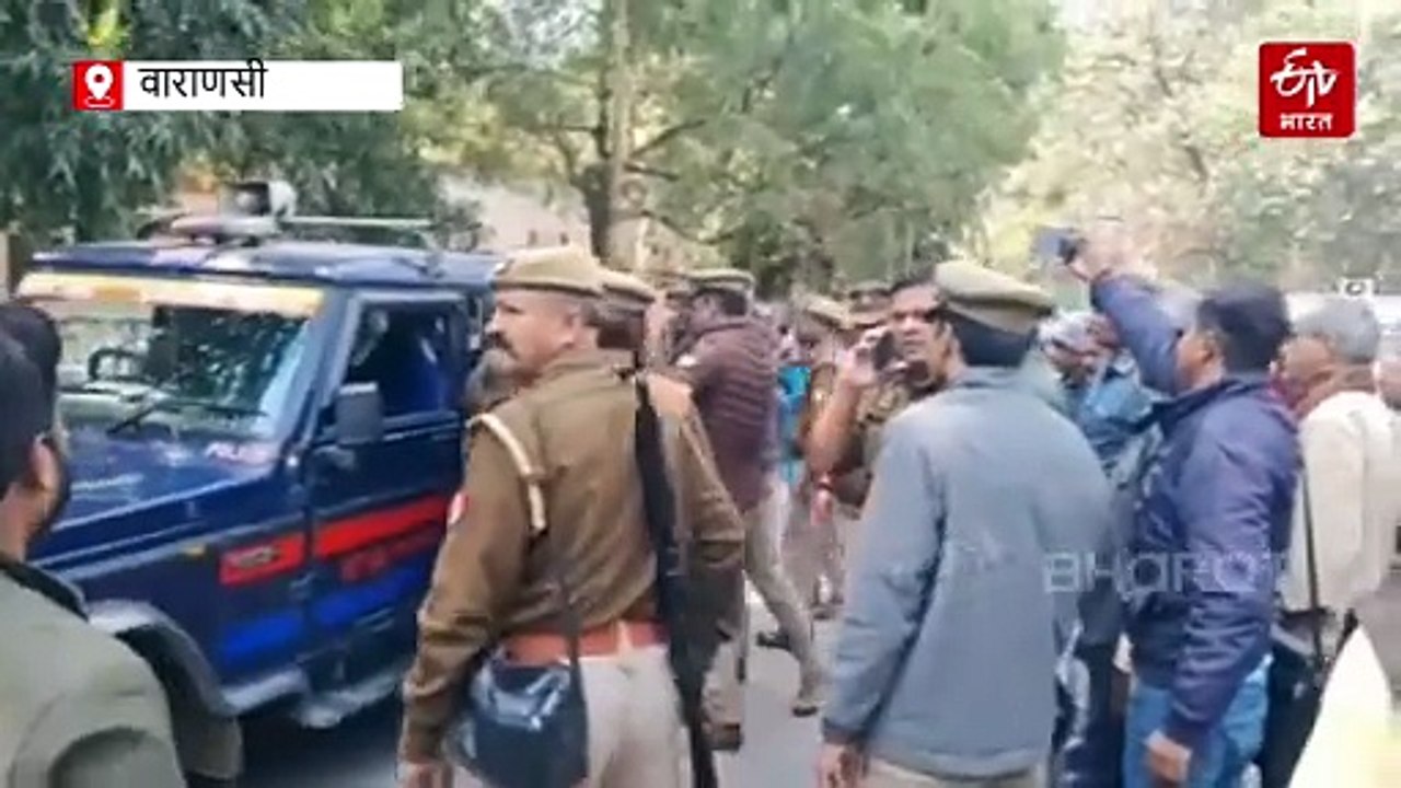 वाराणसी में केंद्रीय मंत्री के सामने किसानों का हंगामा, बीच में ही प्रेस कॉन्फ्रेंस छोड़कर निकले कमलेश पासवान