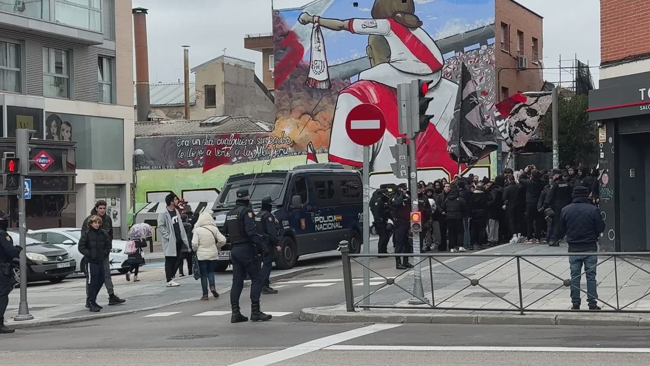 La afición del Rayo no aguanta más y explota contra Presa en los aledaños del estadio