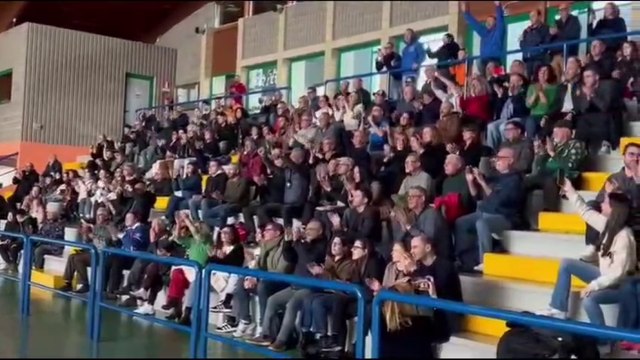 La discesa libera di Franzoni vissuta da tutta Manerba del Garda al palazzetto dello sport: «Da quando c'è Gio siamo tutti esperti di sci...»