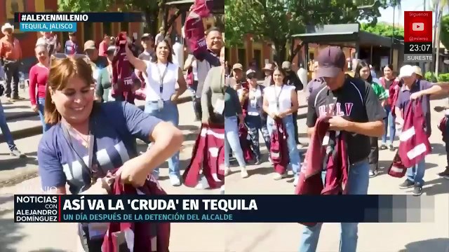 Guías turísticos tiran sus chalecos de Morena; eran obligados a utilizarlos