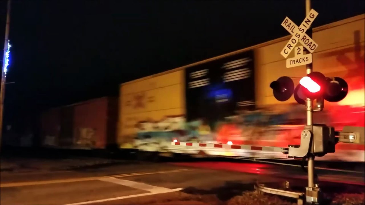 CNW 8701 & 8646 on the MPRPB-16! 12-17-17 - GenericRail (1080p, h264, youtube)