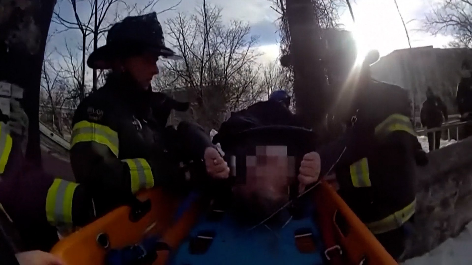 La tecnolog�a de rastreo dom�stico ha vuelto a demostrar su capacidad para salvar vidas en situaciones extremas. En un suceso que ha conmocionado a la opini�n p�blica de Nueva Jersey, un hombre que se encontraba en paradero desconocido fue localizado y rescatado este viernes tras sufrir una ca�da accidental por un terrapl�n helado. Lo extraordinario del caso es que las autoridades pudieron dar con su paradero gracias a la se�al emitida por un Apple AirTag que el individuo llevaba consigo.
El operativo de b�squeda, que manten�a en vilo a la polic�a de Hoboken desde el d�a anterior, dio un giro decisivo alrededor de las 8:40 a.m. hora local (13:40 GMT). En ese momento, el dispositivo de rastreo del desaparecido comenz� a emitir se�ales de posicionamiento en las inmediaciones de la estaci�n de tranv�a de la 9th Street, en Jersey City. Gracias a esta geolocalizaci�n precisa, los primeros intervinientes pudieron acotar la zona de b�squeda y localizar al hombre en el fondo de un barranco de dif�cil acceso.
Dada la peligrosidad del terreno y las condiciones meteorol�gicas, el rescate requiri� una compleja coordinaci�n entre los oficiales de la polic�a de New Jersey Transit y los efectivos del Departamento de Bomberos de Hoboken. Las im�genes captadas por las c�maras corporales de los agentes muestran la magnitud del desaf�o: los rescatistas se vieron obligados a utilizar cuerdas y una tabla de rescate para asegurar a la v�ctima y subirla m�s de 12 metros por la pared del talud helado.
La operaci�n se realiz� contrarreloj, ya que los servicios de emergencia creen que el hombre estuvo expuesto a temperaturas bajo cero durante varias horas tras su ca�da. El fr�o extremo y la inmovilidad en el barranco hac�an que cada minuto fuera vital para su supervivencia.
Tras ser izado a la superficie, el hombre, cuya identidad no ha sido revelada por las autoridades, fue trasladado de urgencia a un centro hospitalario. Aunque presenta diversas heridas derivadas tanto de la ca�da como de la exposici�n prolongada a los elementos, los facultativos han informado de que se espera que sobreviva a este dram�tico incidente.
Este suceso pone de relevancia c�mo dispositivos dise�ados inicialmente para localizar objetos cotidianos est�n convirti�ndose en herramientas de seguridad personal cr�ticas. La rapidez con la que el AirTag permiti� a los servicios de emergencia actuar en una zona de visibilidad reducida y condiciones extremas fue, sin duda, el factor diferencial entre la tragedia y el milagro en Jersey City.