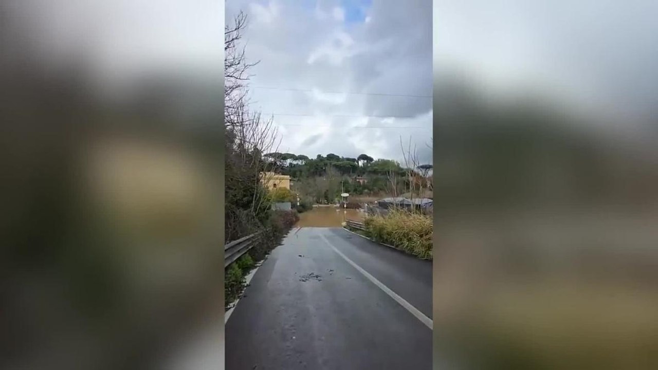 Bel Poggio, esonda ancora il torrente: allagata via Lello Maddaleno