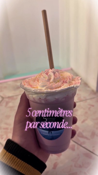 Crêpes Sakura-Framboise édition limitée au Comptoir Harajuku ! 🌸🥞 Roses et pétales-like, ultra fondantes pour fêter la sortie du film live action 5 Centimètres par seconde (Makoto Shinkai)Du 4 au 10 fév. 2026  📍 53 rue Saint-Roch, 75001 Paris