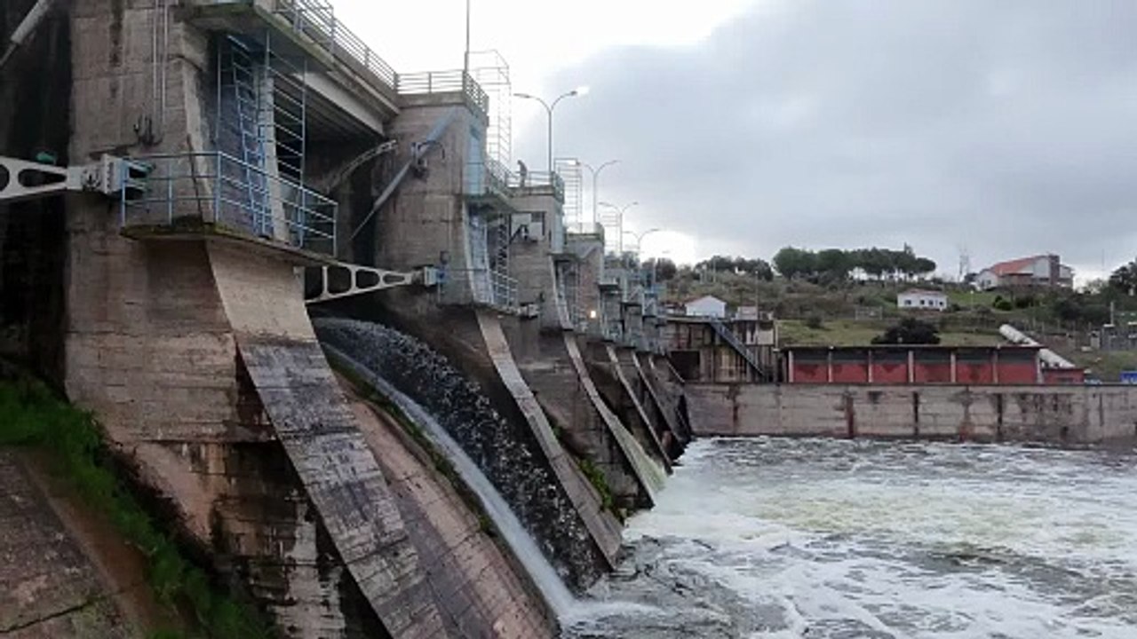Desembalse de agua desde El Vicario