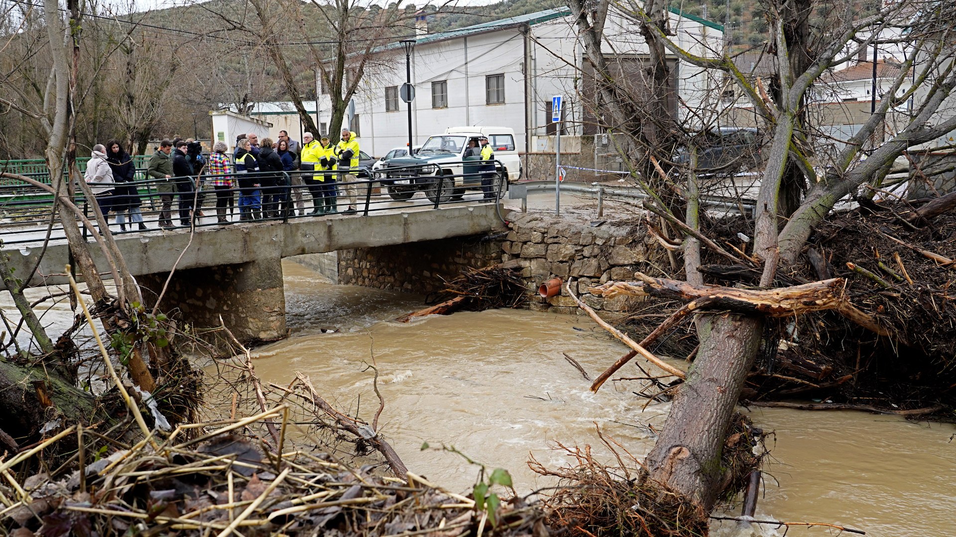 Andaluc�a atraviesa uno de sus momentos m�s cr�ticos debido al impacto encadenado de un tren de borrascas que ha anegado gran parte del territorio. Con la llegada de un nuevo frente bautizado como Marta, la comunidad aut�noma se mantiene en una situaci�n de extrema vigilancia ante lo que se prev� como un agravamiento de las inundaciones. El presidente de la Junta de Andaluc�a, Juanma Moreno, ha advertido este s�bado durante su visita a las zonas afectadas en C�rdoba que las p�rdidas econ�micas para la regi�n van a ser "millonarias".
La magnitud de la tragedia no solo se mide en agua acumulada, sino en el impacto directo sobre el tejido productivo y las comunicaciones. Seg�n los primeros informes de la administraci�n auton�mica, los da�os en la red de carreteras de titularidad p�blica ya superan cifras astron�micas. Moreno ha se�alado que "s�lo arreglar los desperfectos en las carreteras andaluzas va a costar m�s de 500 millones de euros".
El sector primario, motor de la econom�a regional, se lleva la peor parte. Con un 75% de la superficie agr�cola afectada, las asociaciones agrarias como COAG ya hablan de un golpe que podr�a superar los 3.000 millones de euros en p�rdidas de producci�n. Ante este escenario, el presupuesto de la Junta de Andaluc�a va a quedar "supeditado" a la reparaci�n de los da�os causados por el temporal.
Dada la gravedad de la cat�strofe, el Gobierno andaluz ha lanzado un SOS formal para recabar apoyo financiero externo. Juanma Moreno ha anunciado que solicitar� la activaci�n del Fondo de Contingencia del Estado y del Fondo de Solidaridad de la UE para afrontar esta "situaci�n in�dita" provocada por las sucesivas borrascas. Adem�s, la Junta tiene previsto "reprogramar y flexibilizar" los fondos europeos ya asignados para que puedan destinarse urgentemente a la atenci�n de los damnificados y a la reconstrucci�n de infraestructuras b�sicas.
La prioridad inmediata sigue siendo la seguridad de las personas. En la actualidad, hay m�s de 11.000 personas desalojadas en pr�cticamente todas las provincias andaluzas, a excepci�n de Almer�a. La entrada de la nueva borrasca mantiene el riesgo como "muy elevado" en gran parte de la comunidad, con focos de especial atenci�n en municipios como Tocina, Vejer de la Frontera, Sorihuela del Guadalimar, Zagra y Aguas Blancas.
Tanto la vicepresidenta primera del Gobierno, Mar�a Jes�s Montero, como el presidente Moreno han coincidido en pedir a la ciudadan�a m�xima prudencia y que se limiten los movimientos innecesarios para evitar "males mayores" ante el riesgo real de desbordamiento de r�os y arroyos. Aunque la intenci�n del ejecutivo auton�mico es "trabajar por movilizar todos los recursos presupuestarios a nuestro alcance", la evaluaci�n definitiva de la cat�strofe tendr� que esperar a la pr�xima semana, previsiblemente el martes, cuando se espera que el temporal amaine definitivamente.