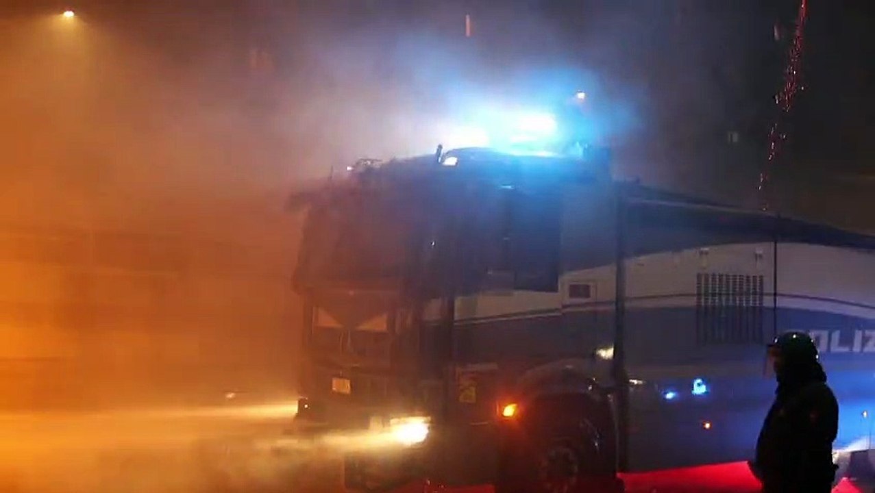 Milano, scontri al corteo: i manifestanti lanciano fuochi d'artificio contro la Polizia