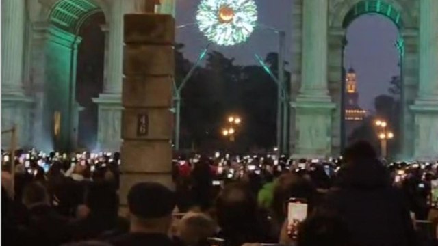 Milano, la folla all’Arco della Pace per il braciere olimpico