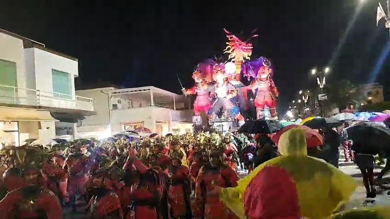 A Viareggio il Carnevale sfila in notturna (nonostante il maltempo)