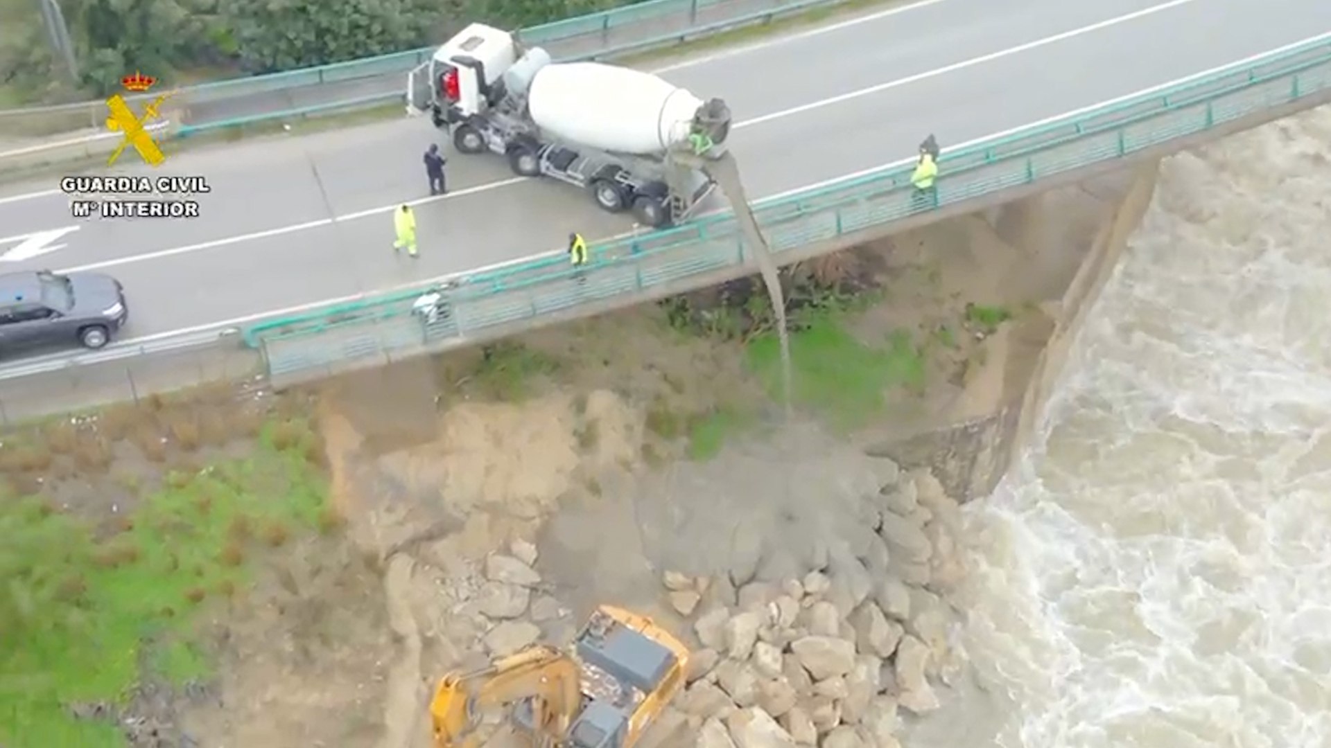 La llegada del tren de borrascas a Andaluc�a est� afectando a las presas y a los embalses andaluces, que est�n siendo sometidos un "seguimiento exhaustivo" por parte de las autoridades para evitar da�os.
Este s�bado, un grupo de operarios ha trabajado para reforzar con hormig�n el puente contiguo a la presa de Arcos de la Frontera (C�diz) y hacerlo as� m�s estable ante la creciente acumulaci�n de agua en el embalse. En la zona ha trabajado la Guardia Civil y un equipo de infraestructuras de la Junta de Andaluc�a, que han estado revisando "la integridad" de la presa de Arcos y el puente contiguo. 
Desde el puente, un cami�n cargado de hormig�n lo ha dejado caer junto al puente para reforzar la infraestructura. Los trabajos se est�n llevando a cabo desde la Secretar�a General de Aguas de la Consejer�a de Agricultura, Pesca, Agua y Desarrollo Rural, en coordinaci�n con los sistemas de explotaci�n de las distintas demarcaciones hidrogr�ficas que gestiona la Junta de Andaluc�a.
Adem�s de las obras en el entorno de la presa de Arcos de la Frontera, se est�n llevando a cabo desembalses en distintas presas que se encuentran con alto nivel de acumulaci�n con el objetivo de lograr un porcentaje suficiente de resguardo ante posibles avenidas de agua. Adem�s, la Junta tambi�n vigila el crecimiento de los cauces sobre los que vierten esos embalses, sobre todo, con la llegada este s�bado de la nueva borrasca Marta.
La mayor�a de las presas que desaguan m�s cantidad est�n en la provincia de C�diz. La presa de los Hurones, al 87,95% de su capacidad, est� aliviando y desembalsa al Guadalcac�n que est� al 80,39% y cada vez tiene menos margen. La presa de Bornos ha logrado un resguardo del 12,7% y actualmente desembalsa por desag�es de fondo un caudal entre 600 650m3/sg. El objetivo es alcanzar un resguardo m�nimo del 15% antes de la llegada de Marta.