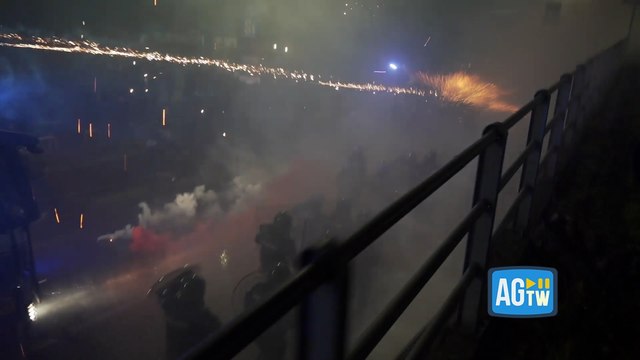 Protesta contro Milano-Cortina, battaglia tra manifestanti e polizia: fuochi d’artificio contro idranti