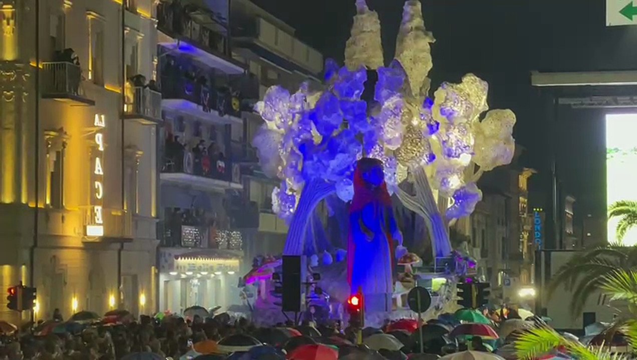Carnevale di Viareggio, secondo corso: ecco il lupo di Luca Bertozzi