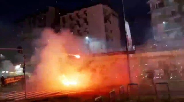 Enfrentamiento entre policías y manifestantes en Milán en una marcha contra los Juegos Olímpicos de Invierno