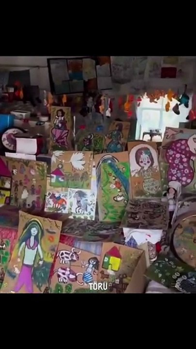 Yıllardır emek emek çizdiği resimleri ile sergi açması ne güzel şey 😊