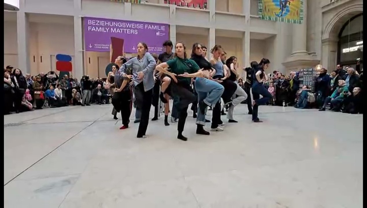 Dance flashmob im berliner humboldtforum