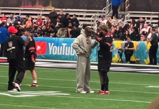 Deion Sanders llega al Flag Football Game como si estuviera en casa y comparte risas con Druski