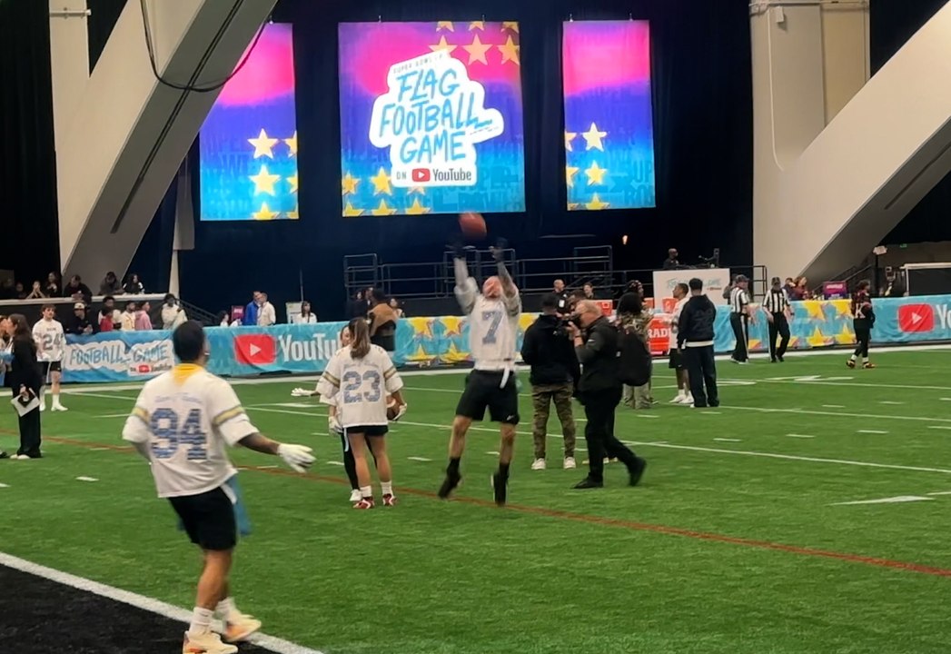 J Balvin demuestra sus pocas habilidades en el Flag Football Game del Super Bowl