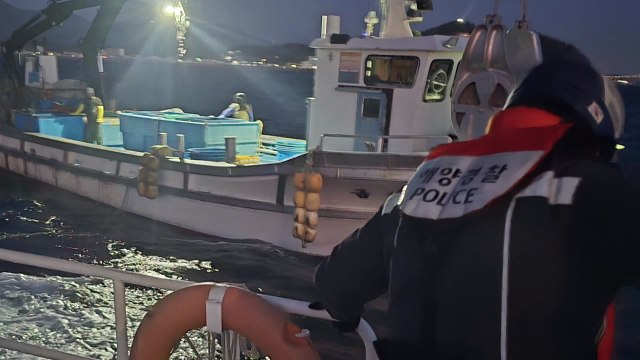 강원 고성 앞바다서 표류 어선 선원 6명 해경에 구조 / YTN