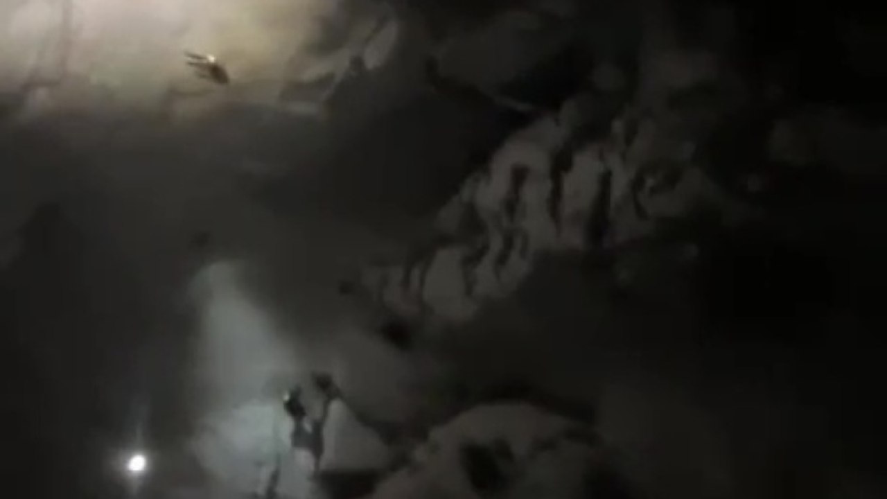 Cogne tragedia alle cascate di Lillaz: muore ghiacciatore inglese durante la discesa. Le immagini del recupero