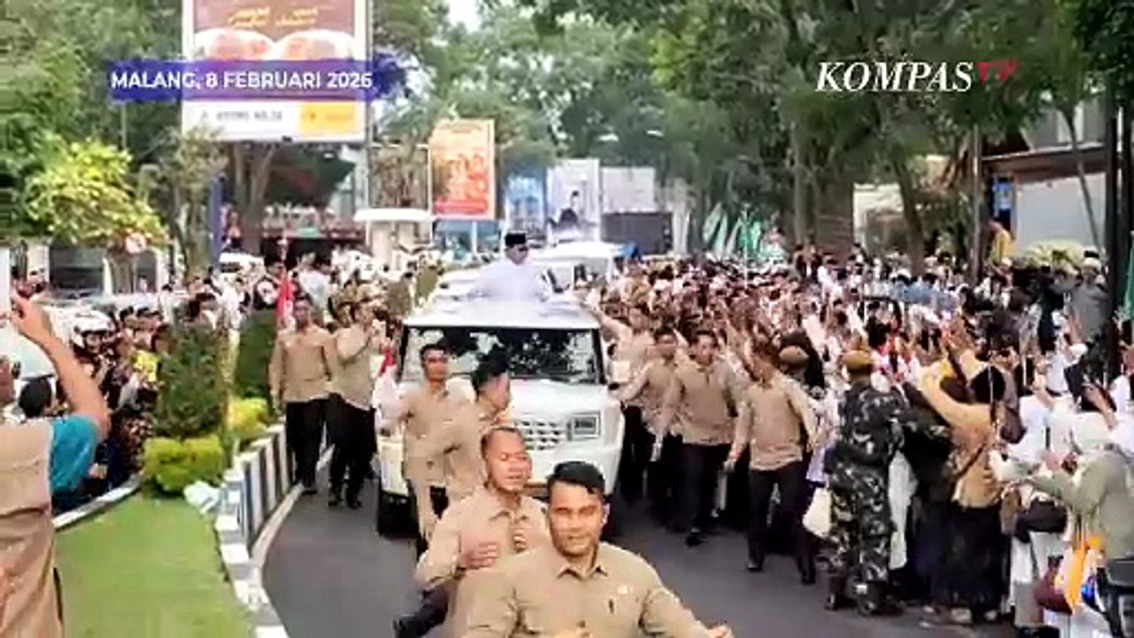 Momen Prabowo Bagi-Bagi Kaos ke Warga dari Atas Maung RI 1 di Harlah 1 Abad NU