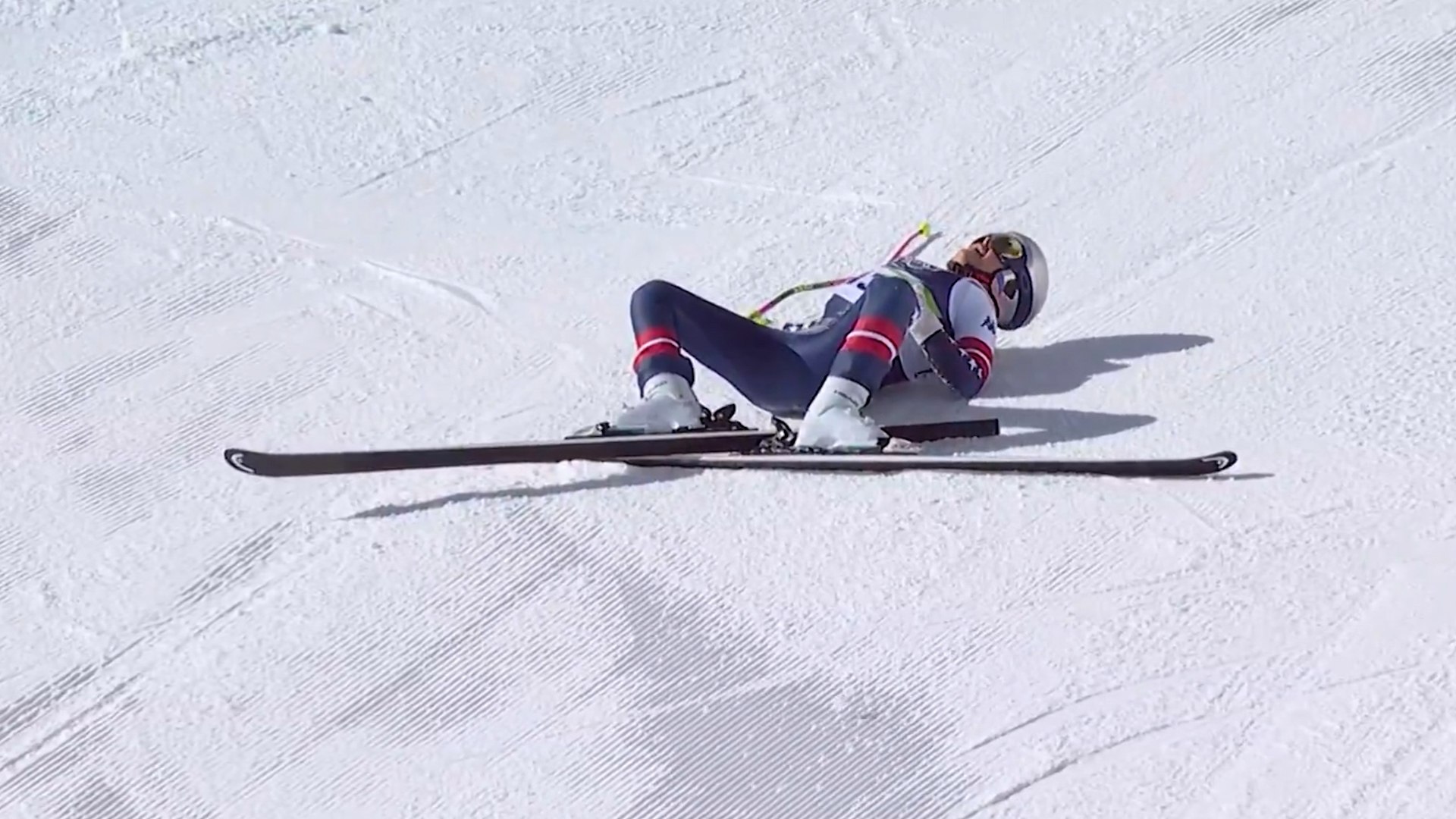 La leyenda viva del esqu� alpino, Lindsey Vonn, ha protagonizado el momento m�s dram�tico de los Juegos Ol�mpicos de Mil�n-Cortina d'Ampezzo. Durante la jornada de este domingo, la esquiadora estadounidense sufri� un grav�simo accidente mientras disputaba la prueba de descenso femenino en la emblem�tica pista Tofana, situada en la estaci�n de los Dolomitas. El suceso, calificado como una ca�da "aparatosa", oblig� a detener la competici�n de forma inmediata para permitir las labores de rescate.
Vonn, que descend�a con el dorsal 13, perdi� el equilibrio tras realizar un salto en el primero de los cinco sectores del trazado, en la zona alta de la monta�a. La violencia del impacto y las condiciones del terreno hicieron necesaria una intervenci�n r�pida de los servicios de emergencia. Minutos despu�s del siniestro, la deportista de 41 a�os tuvo que ser "evacuada en helic�ptero" para recibir atenci�n hospitalaria, dejando en vilo a los aficionados presentes en la estaci�n invernal.
En el instante del accidente, la prueba estaba siendo liderada por la compatriota de Vonn y actual campeona mundial, Breezy Johnson, quien manten�a una ventaja m�nima sobre la alemana Emma Aicher. La organizaci�n se vio obligada a que, "a causa de su accidente, se interrumpiese el descenso", alterando el desarrollo de una de las citas m�s esperadas de estos Juegos.
La participaci�n de Lindsey Vonn en esta cita ol�mpica ya era considerada un milagro m�dico. La estadounidense compite con una "rodilla de titanio" (la derecha) y regres� a la alta competici�n tras cinco temporadas retirada. Sin embargo, la mala fortuna se ceb� con ella el pasado viernes en Crans Montana, donde sufri� la "rotura del ligamento cruzado anterior de la rodilla izquierda" y da�os en el menisco.
A pesar de este reciente diagn�stico, Vonn anunci� el pasado martes su firme intenci�n de competir en las pruebas ol�mpicas. Su rendimiento previo al accidente hab�a sido asombroso, logrando el "tercer tiempo en el segundo entrenamiento" del s�bado y demostrando que, con 84 victorias en la Copa del Mundo en su palmar�s, su competitividad permanec�a intacta.
Este nuevo rev�s f�sico pone en duda la continuidad de la carrera de Vonn, quien esta temporada hab�a vuelto a ganar tras media d�cada de ausencia. Aunque en los entrenamientos del viernes concluy� "sin aparentes problemas" con el und�cimo crono, la exigencia de la pista Tofana ha terminado por cobrarse una factura demasiado alta para la veterana campeona de St. Paul. El mundo del deporte queda ahora a la espera del parte m�dico oficial tras su traslado de emergencia desde el coraz�n de los Dolomitas