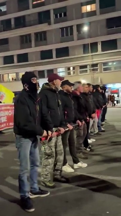 🚨🇮🇹 🇮🇱 Les dockers italiens se sont mis en grève à l’échelle nationale, bloquant les ports et immobilisant les navires transportant du matériel militaire à destination d’Israël.