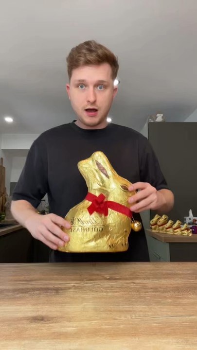 Lapin Lindt en or 😍✨C’est bientôt Pâques, et impossible de passer à côté des iconiques lapins dorés de chez Lindt 💪✨Chocolat au lait, chocolat noir, chocolat blanc, mais aussi caramel salé, noisette ou fraise chocolat blanc…
