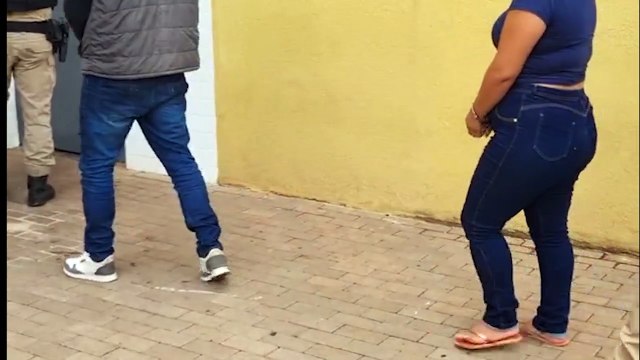 Homem e mulher contrabandistas são presos, ele tenta fugir, mas fica sem saída em área rural