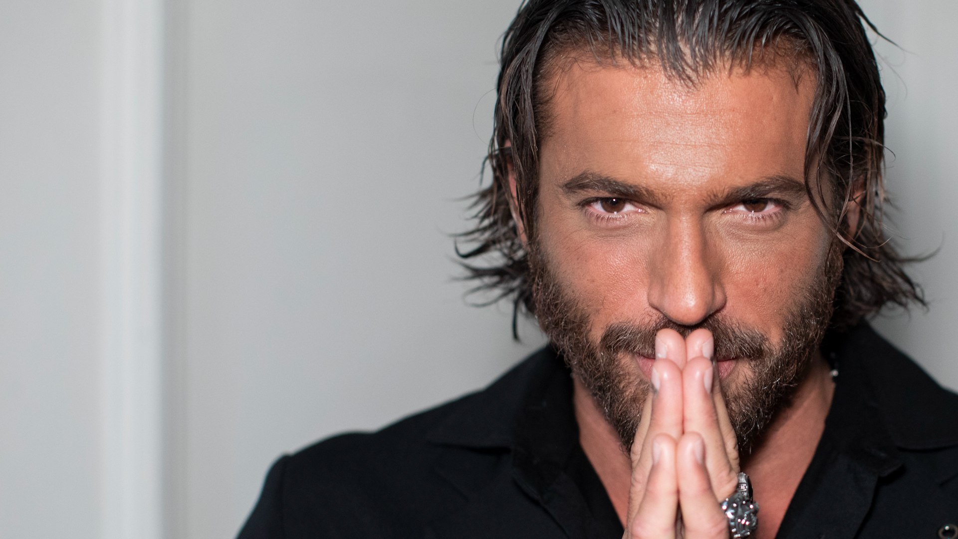 Can Yaman ya no es solo el rostro de las telenovelas rom�nticas que paralizaron Espa�a. El actor turco se encuentra actualmente en nuestro pa�s para el rodaje de 'El laberinto de las mariposas', mientras celebra el estreno en Movistar Plus+ de 'El Turco', una producci�n grabada en ingl�s que marca un antes y un despu�s en su carrera internacional y en su b�squeda por desencasillarse del papel de "sex symbol".
El rodaje de esta serie hist�rica supuso para Yaman el descubrimiento de "Mis l�mites. Fue un desaf�o total a nivel f�sico y emocional y en cuanto a las condiciones del pa�s. Me fui a Italia a vivir como un n�mada, sin una base fija, y para la serie me tuve que ir a otro pa�s que es Hungr�a y vivir solo ah�". Las condiciones en el pa�s magiar fueron extremas, marcadas por una disciplina casi militar y un clima hostil: "Hac�a much�simo fr�o y los horarios y la mentalidad eran distintos. Ten�amos que rodar una semana por la ma�ana y otra por la noche, as� que me despertaba a las dos de la madrugada para entrenar y a las tres desayunaba".
Este giro hacia la acci�n y el drama responde a una necesidad estrat�gica de evolucionar profesionalmente. El actor reconoce que "Irme de Turqu�a y empezar a vivir en Italia fue la decisi�n m�s dr�stica de mi vida porque cambi� totalmente el rumbo". Inspirado por la trayectoria de figuras como Matthew McConaughey, Yaman decidi� rechazar ofertas millonarias en su pa�s natal para buscar personajes m�s complejos que muestren la fragilidad del h�roe: "Hacerlo m�s humano es importante para m�".
En suelo espa�ol, el actor no solo destaca por su dominio del idioma, sino por su integraci�n total en la cultura de los sets de rodaje locales, donde ha adoptado incluso expresiones propias del equipo. Su frase favorita actualmente es "Me ruedo encima". Entre risas, Yaman explica el origen de este c�digo interno: "�No lo sabes? Es como �Me meo encima�, pero cuando el director tiene que rodar y mucha prisa, decimos: �Me ruedo encima�. Me encanta. No es una palabrota, pero es una broma que hacemos en el set".
A pesar de la presi�n medi�tica y del constante seguimiento de sus admiradoras, el int�rprete mantiene una fortaleza inquebrantable. Al ser cuestionado sobre si se siente intimidado por el fervor de sus seguidoras, su respuesta es una declaraci�n de principios: "Nunca. Soy turco y soy guerrero". Con esta mentalidad, Can Yaman encara un futuro donde el �xito se mide por la capacidad de adaptaci�n y la profundidad tridimensional de sus interpretaciones, consolidando su posici�n como uno de los actores m�s vers�tiles del momento.