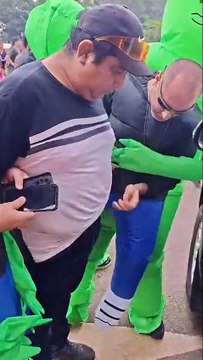 Policiais fantasiados prendem suspeitos durante blocos de Carnaval em São Paulo